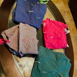 Iguana scrub sets of 4